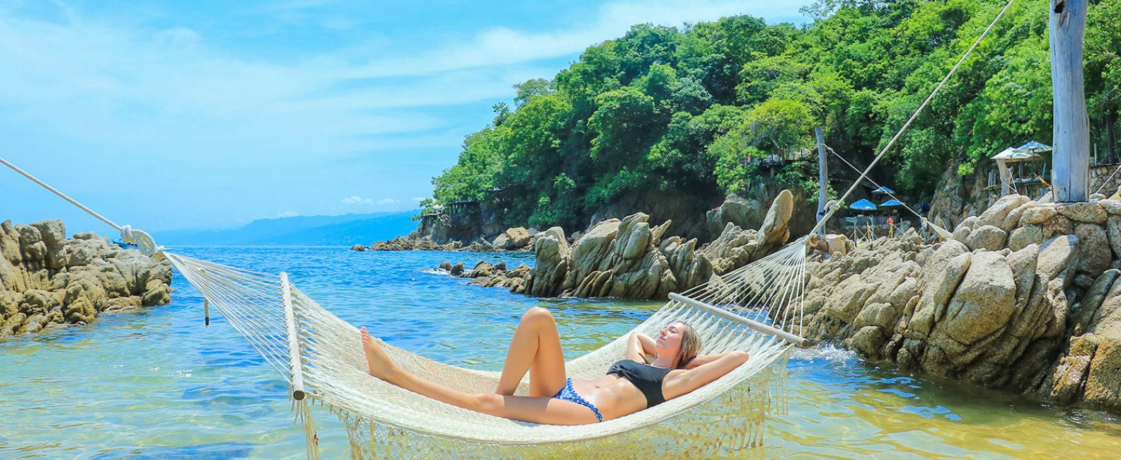 mujer en amaca sobre el mar